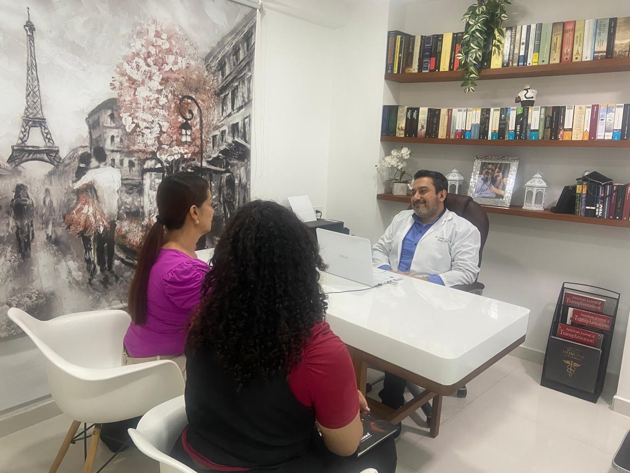 Dr. Norman Alhajj atendiendo a dos pacientes en el consultorio NISAS